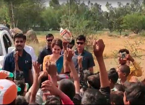Priyanka Gandhi laughs as children chant, “Chowkidar Chor Hai”!