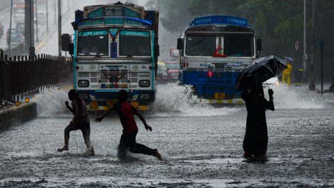 Heavy rainfall causes traffic jams in Bengaluru