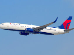 Delta_Air_Lines_Boeing_737-832;_N3747D@LAX;10.10.2011_622in_(6482376485)