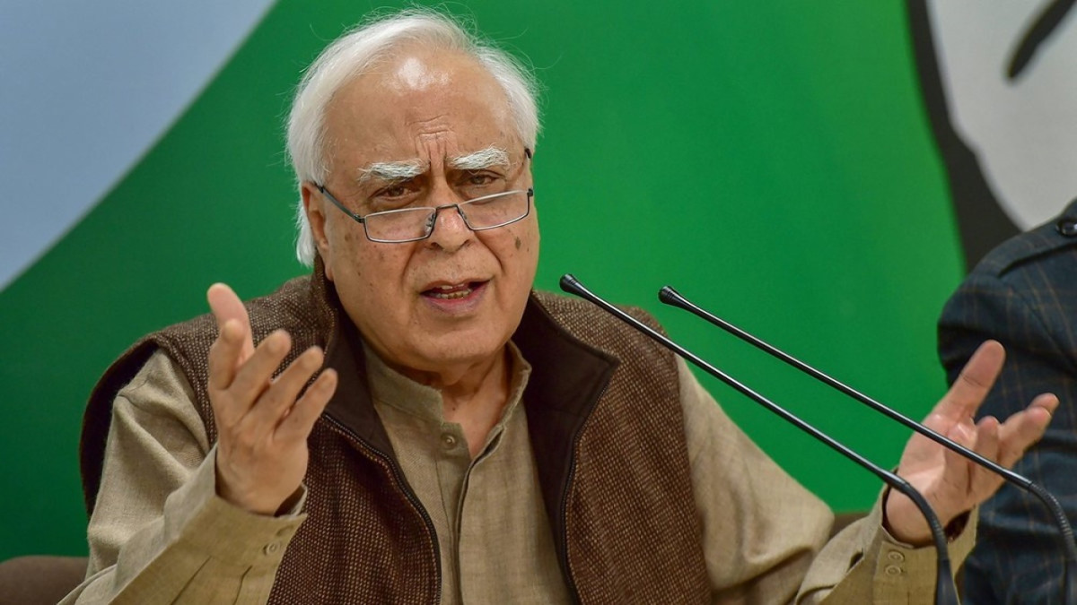 Kapil Sibal wish Gandhis to drop the Leadership Role in the Congress party