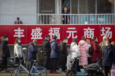 Covid in China: Supermarkets closed in Shanghai, People fights for food