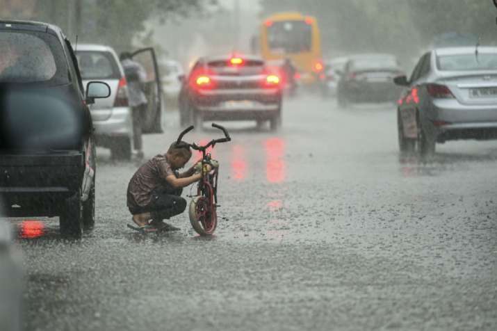 Delhi: Heavy rainfall causes traffic jams in Delhi- NCR
