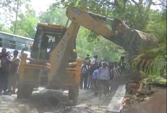 Delhi: Demolition of illegal construction begins in New Friends Colony