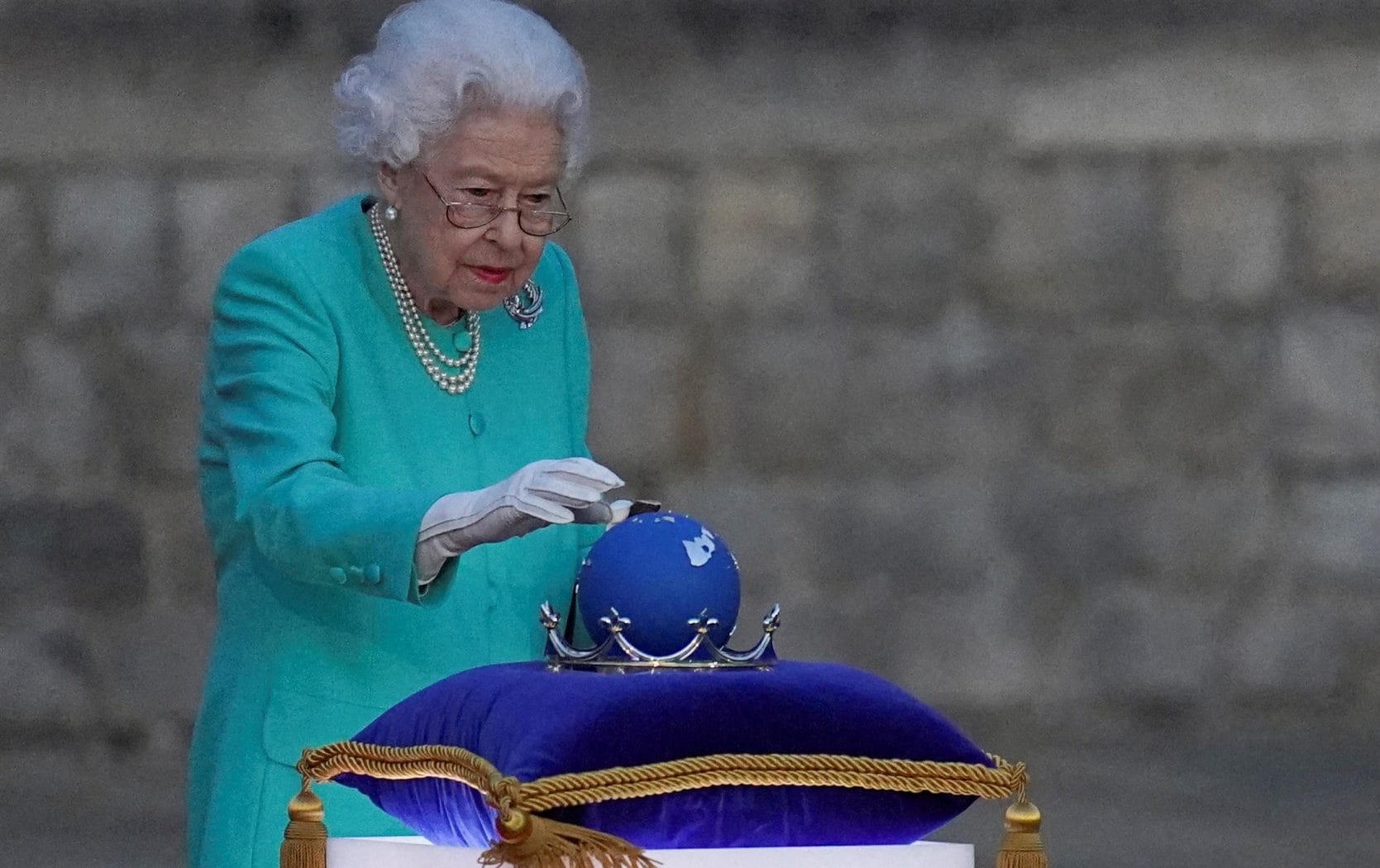 Queen Elizabeth lights the platinum jubilee beacon at the Windsor Castle