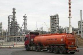 Extracting and refining oil at Tatneft plants