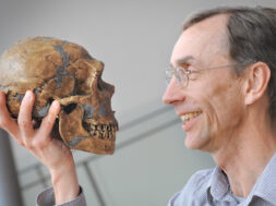 Max Planck Forscher Prof. Dr.Svante Pääbo entschlüsselt Neandertaler-Genom