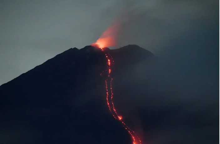Nature: Thousands alerted as Indonesian volcano Semeru erupts violently
