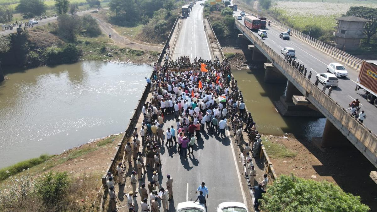 Maharashtra Delegation Stopped at Karnataka Border Sparking Row