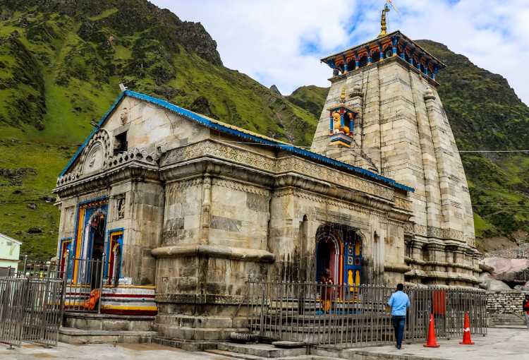 FIR Against Woman for Showering Currency Notes on Kedarnath