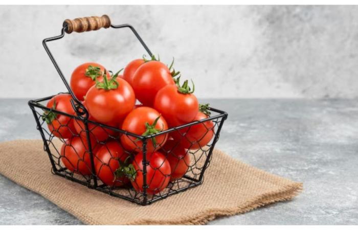 High prices: The Centre directs key coops to procure and distribute tomatoes