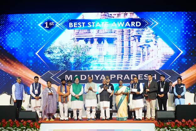 President felicitates winners of India Smart Cities Award Contest (ISAC) 2022 in Indore