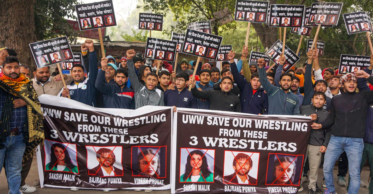 New Twist to WFI Crisis: Junior Wrestlers Demonstrate against Sakshi, Bajrang, Vinesh