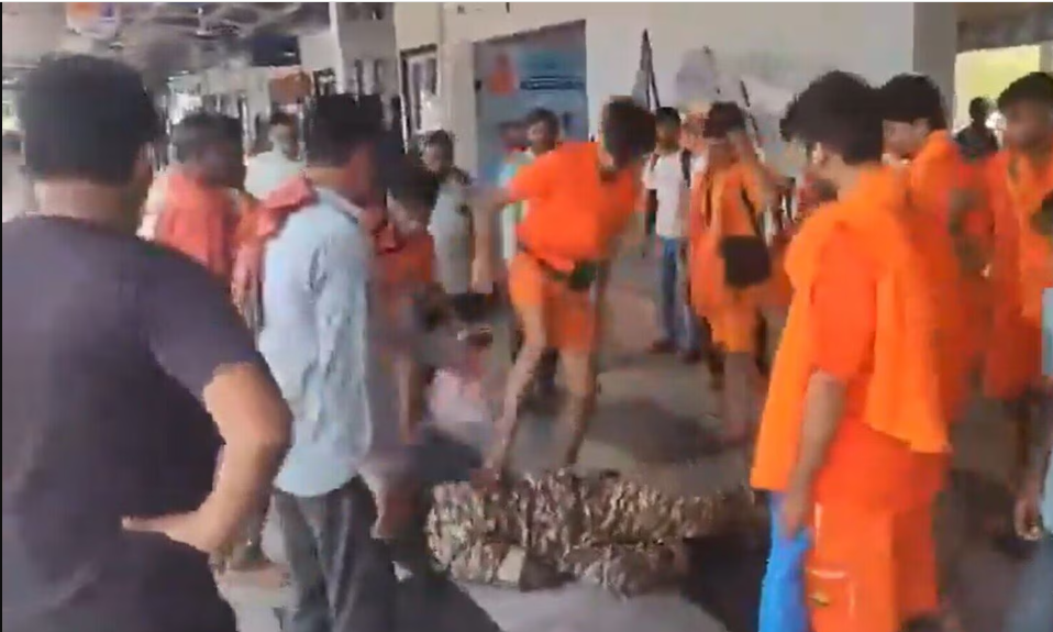 CRPF Jawan Manhandled by Kanwariyas in UP