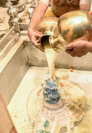 Queues from Midnight: Pilgrims Offer Prayers at Kashi Vishwanath Temple on First Monday of Sawan