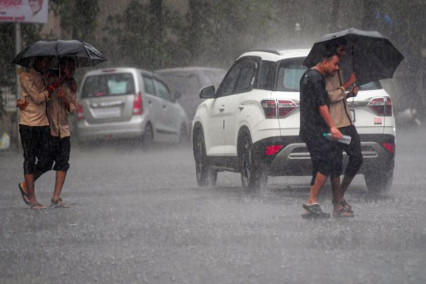 Heavy rainfall lashes Mumbai, waterlogging affects traffic movement