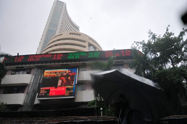 Stock market declines amid selling pressure ahead of additional US tariffs