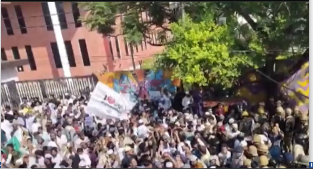 “I Love Muhammad” Campaign Turns Violent in Bareilly, Police Lathi-Charge
