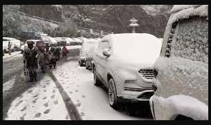 Heavy Snowfall in Himalayan Region Attracting Tourists to North Indian Hill Destinations