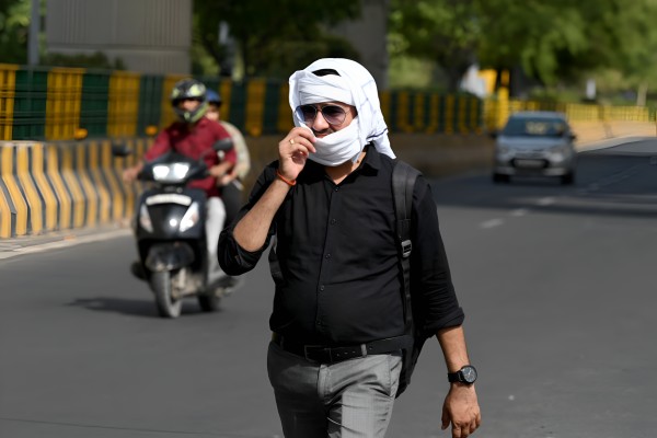 Delhi-NCR Sizzles Past 40°C as Heatwave Alert Issued, Air Quality Dips