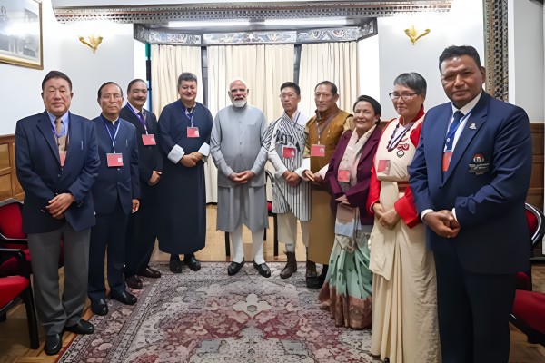 PM Modi meets Padma awardees, distinguished personalities in Gangtok
