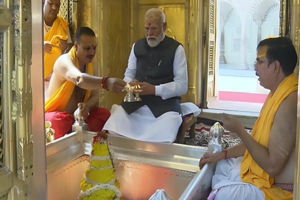PM Modi offers prayers at Shri Kashi Vishwanath Temple