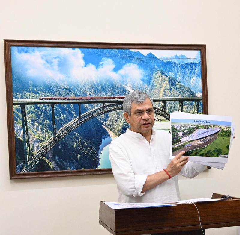 Union Railway Minister Shri Ashwini Vaishnaw Flags Off Bengaluru–Mumbai Express Train Strengthening Rail Connectivity Between Karnataka and Maharashtra