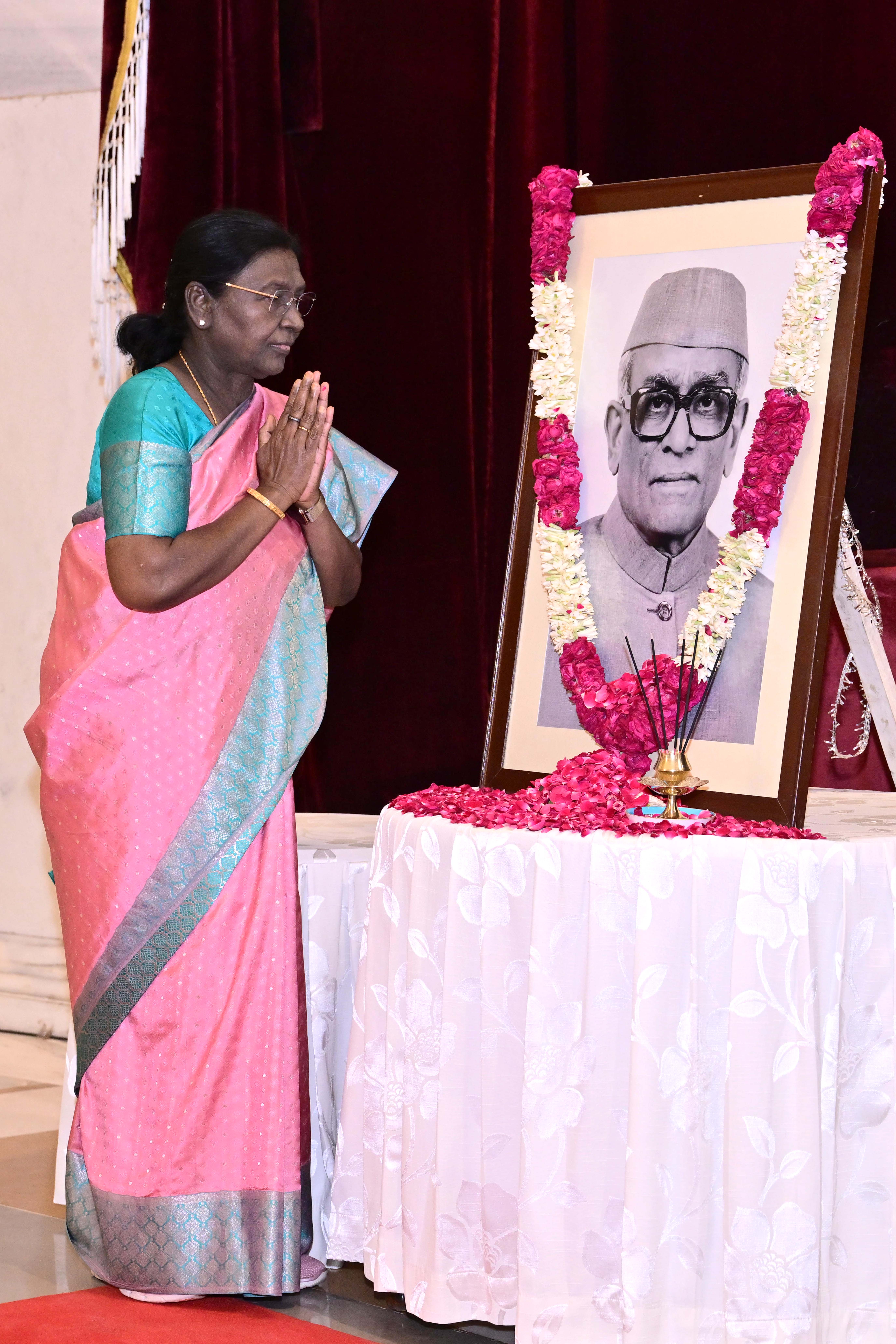 PRESIDENT OF INDIA PAYS FLORAL TRIBUTES TO NEELAM SANJIVA REDDY ON HIS BIRTH ANNIVERSARY