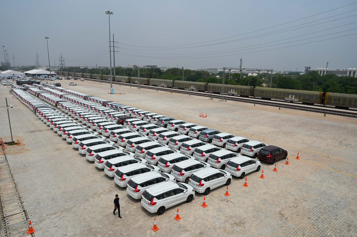 Passenger Vehicle Dispatches Rise 25.4% in April: SIAM