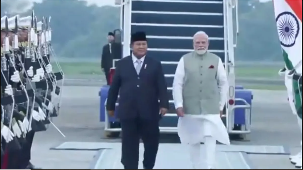 Modi Arrives in Jakarta Escorted by Two Indonesian Fighter Planes