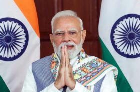 PM-Modi-interacts-with-bene