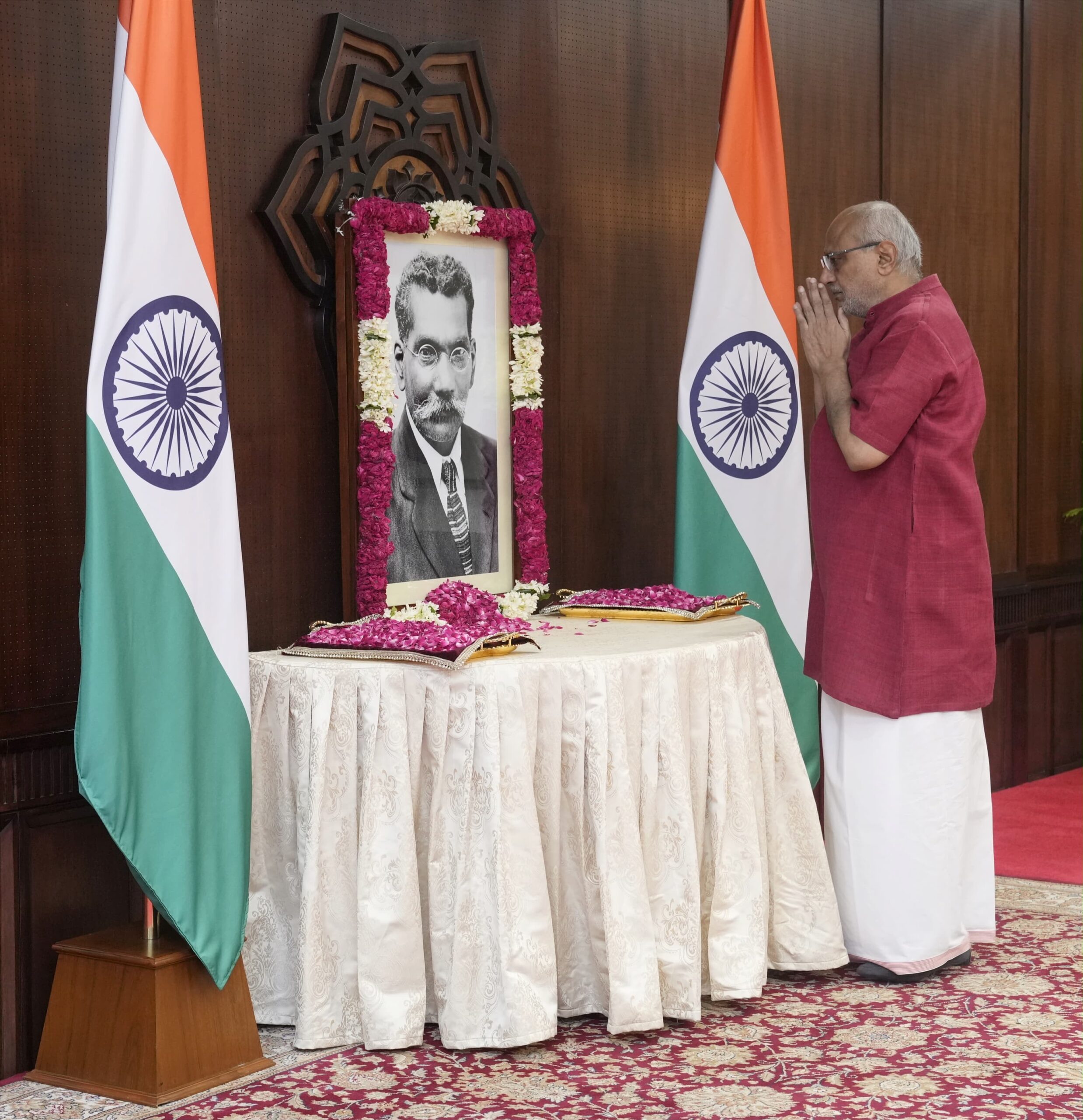 Vice President pays floral tributes to eminent social reformer Rettamalai Srinivasan on his birth anniversary