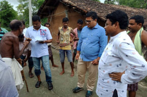 Dr. Mukesh Mahaling along with Balangir Collector Arabinda Dakua talking with flood-affected people of the area of Puintala Block Bandapada in  Bolangir